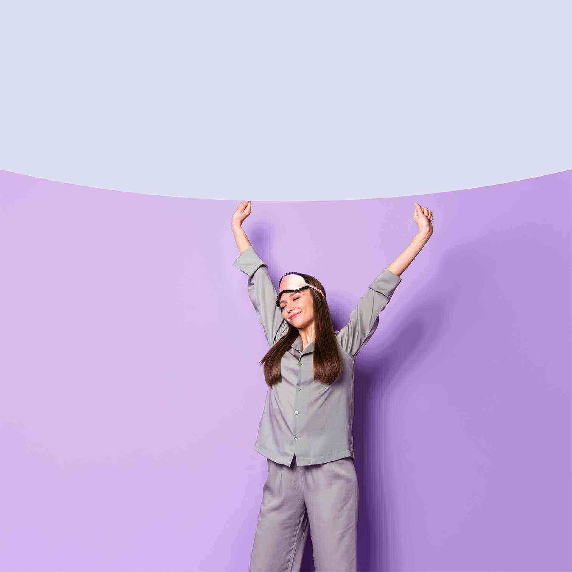 Frau in Pyjama fühlt sich wohl