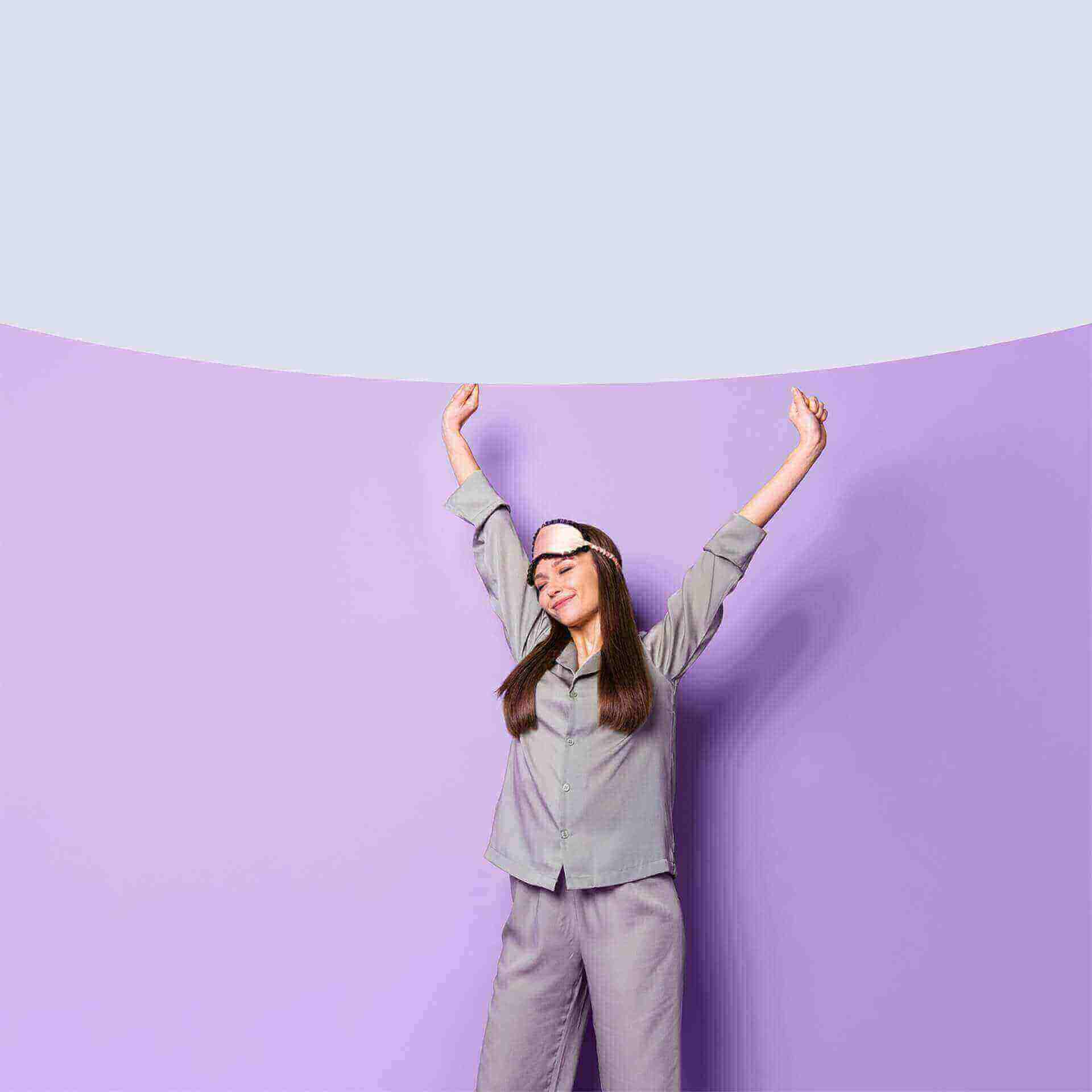 Frau in Pyjama fühlt sich wohl