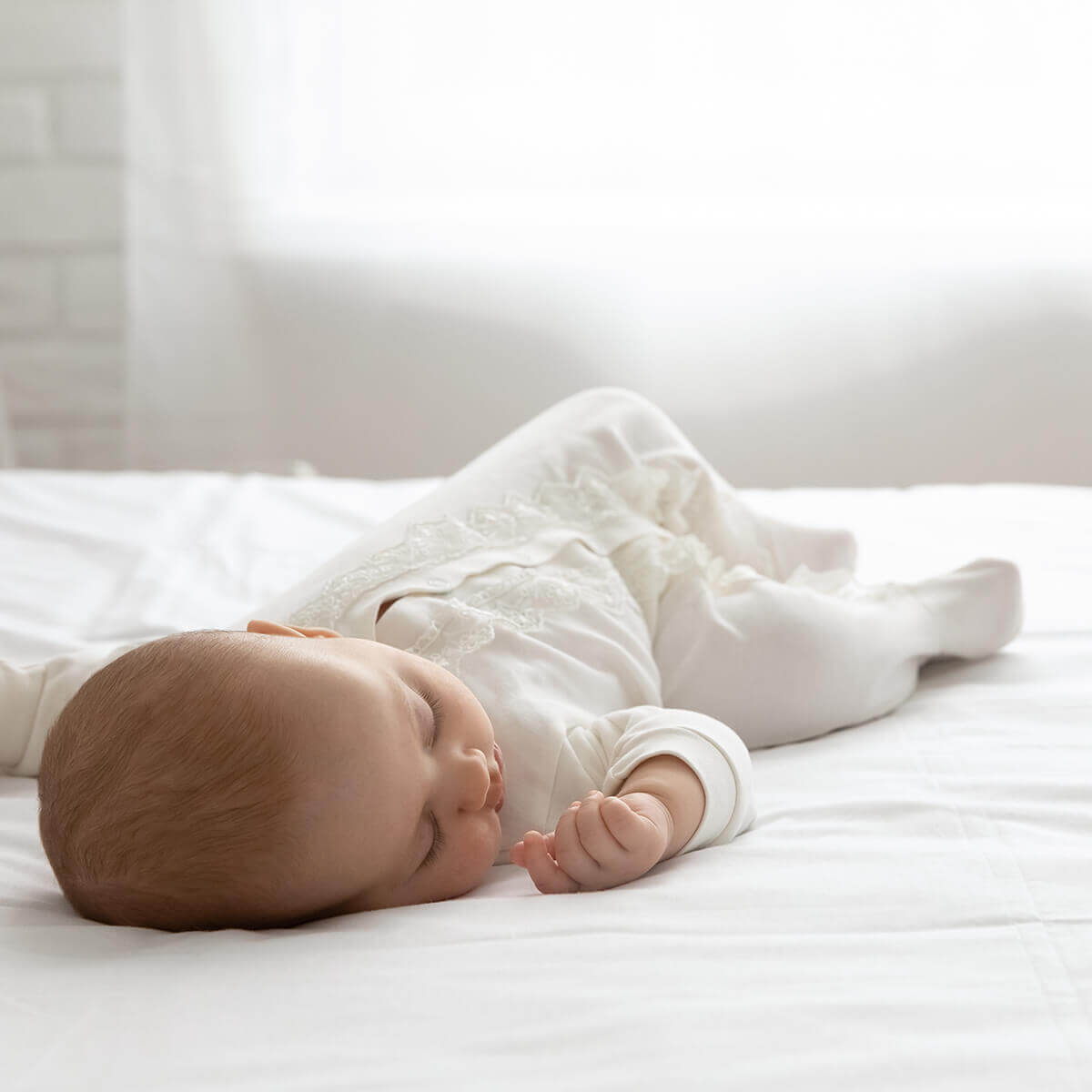 ein baby Schläft gemütlich auf einer Matratze